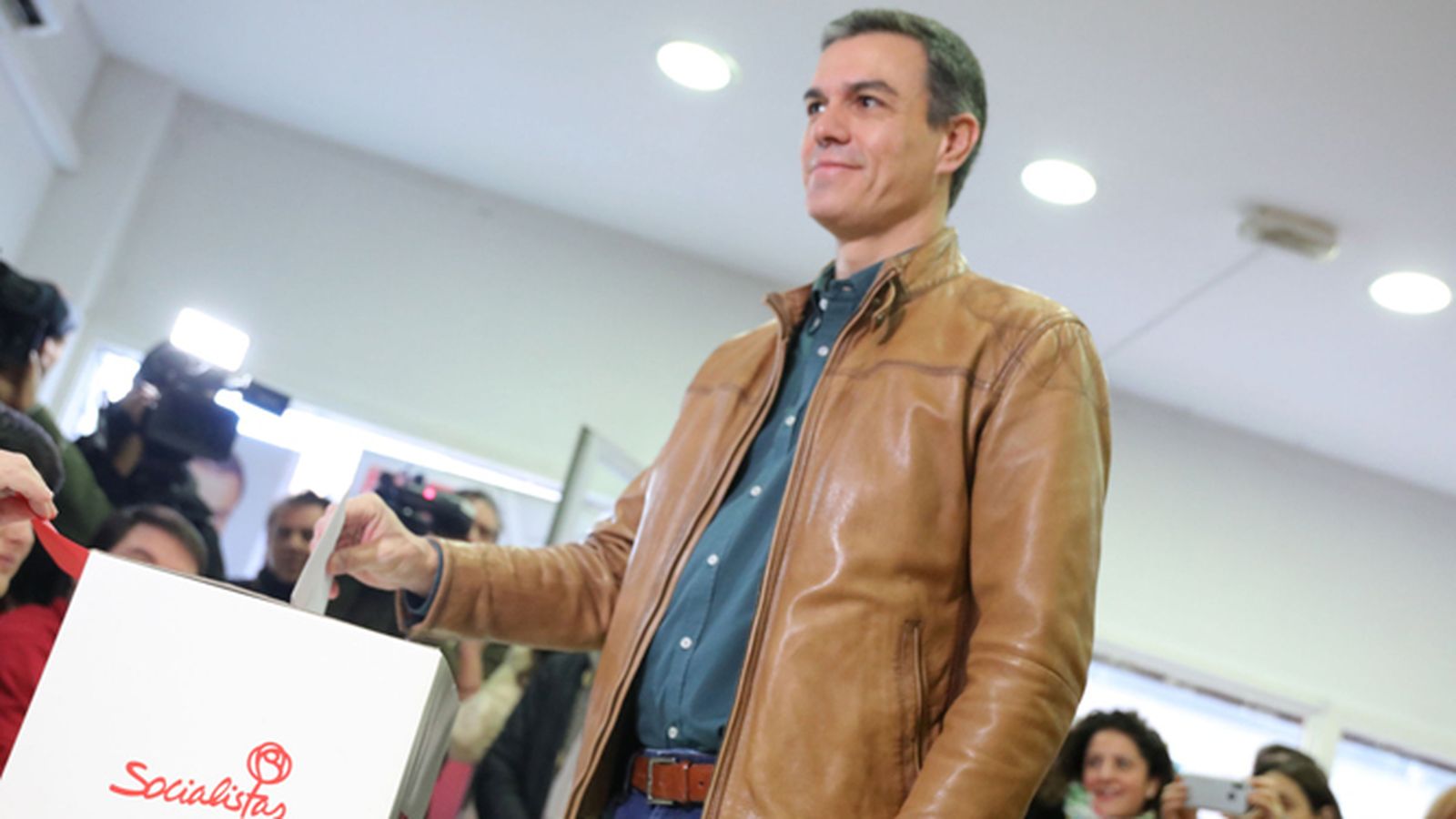Pedro Sánchez, en el momento de depositar su voto.