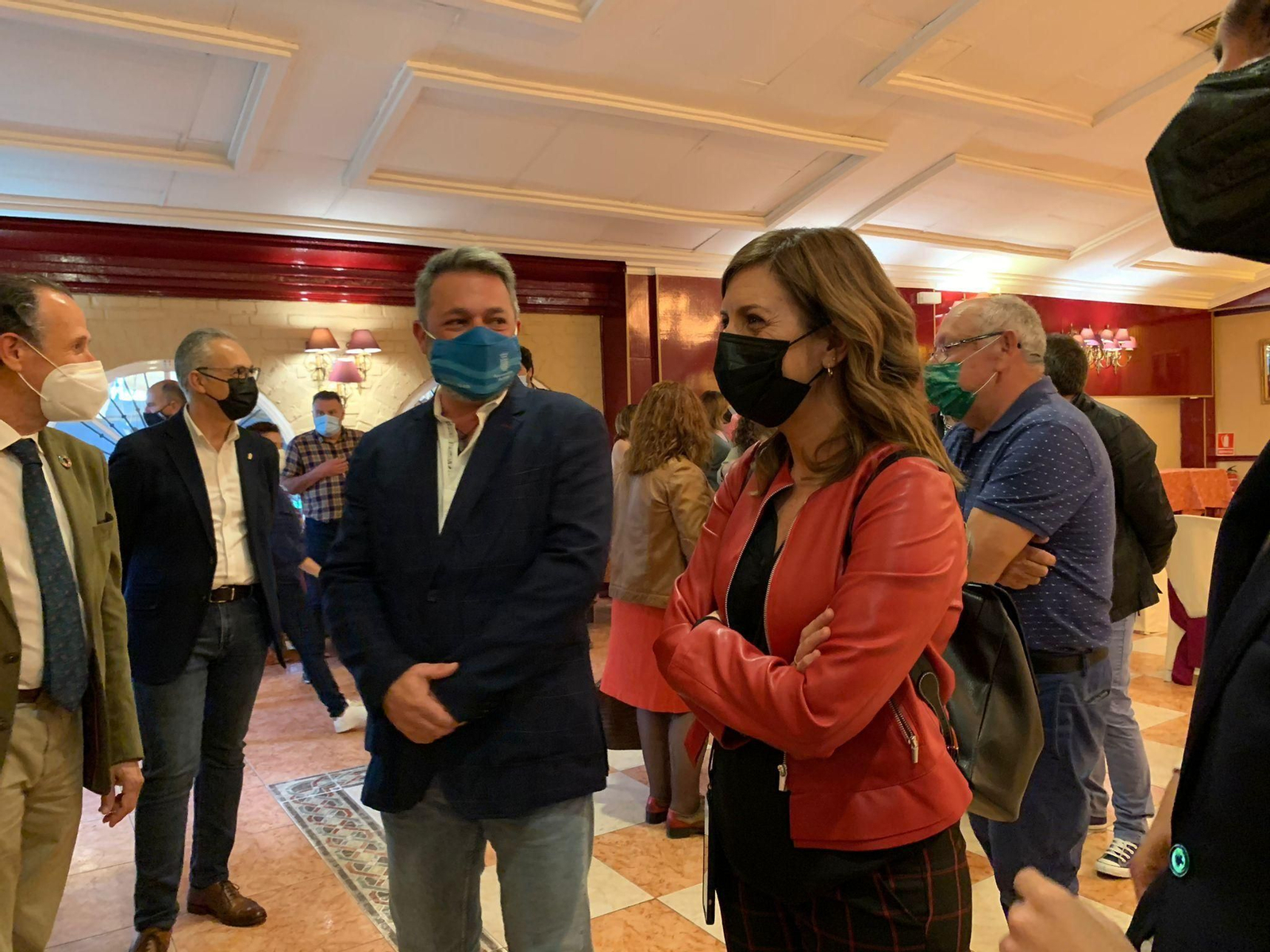 Mara Rodríguez, junto a Juan Espadas y José María Román, en el acto de Chiclana el viernes.