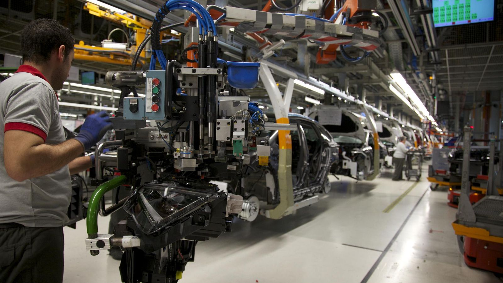 Toda la cadena de suministro de piezas se afectada por la carencia de estos chips.