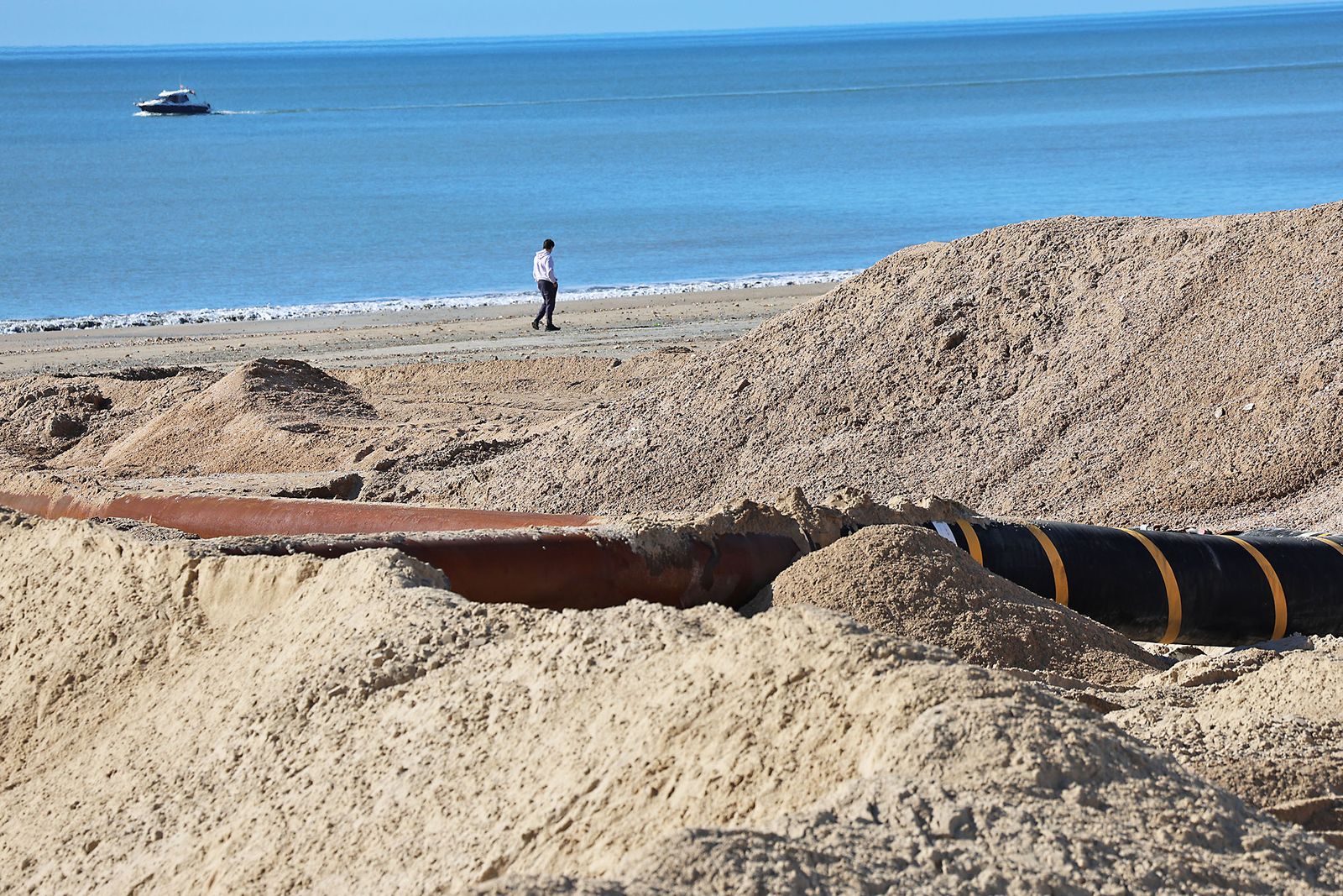 Fotografías de la concentración de los vecinos de Matalascañas tras los destrozos del paseo marítimo
