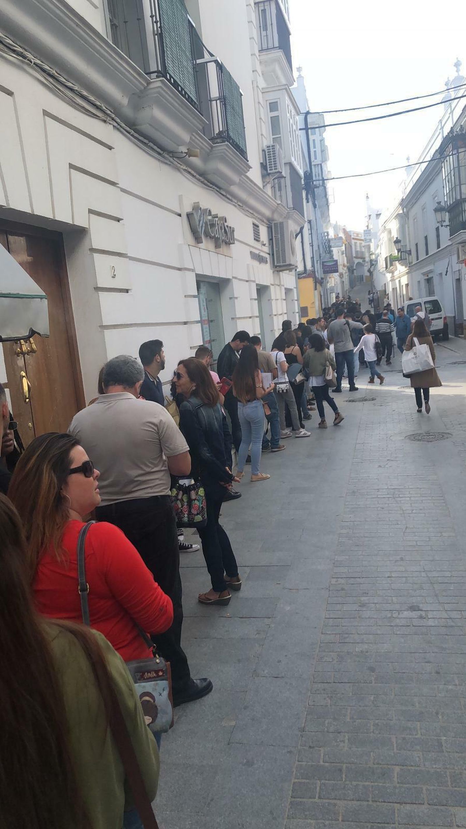 Colas en la calle Segismundo Moret de Chiclana para la entrevistas.