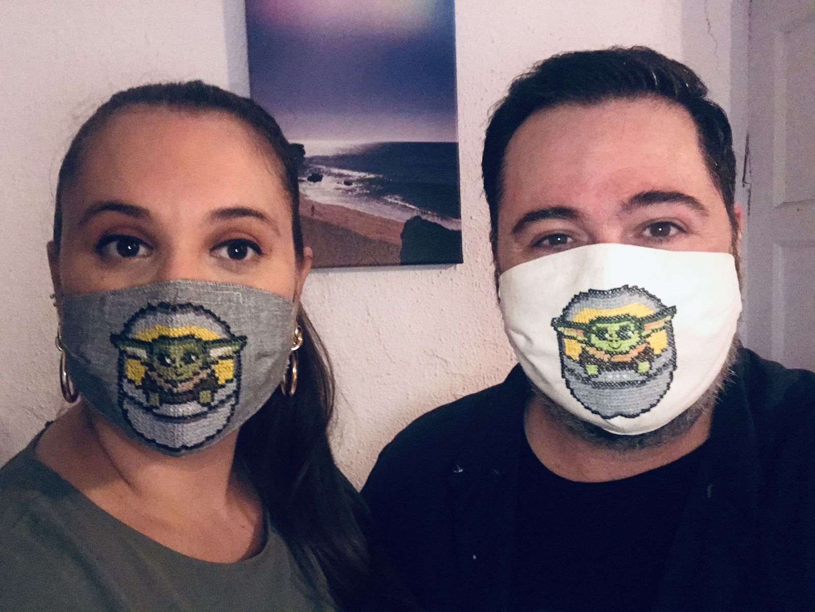 Lucía y Diego, con unas mascarillas de Baby Yoda, el personaje de 'The mandalorian'.
