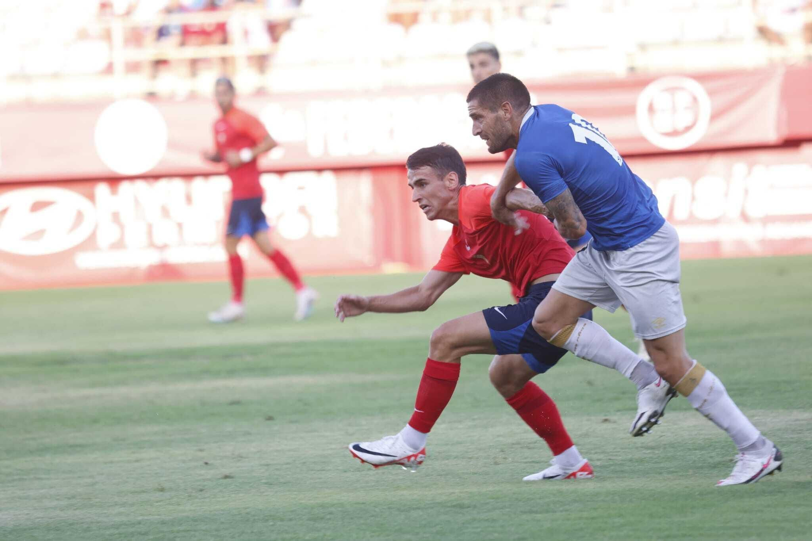 Un lance del Algeciras-Vélez, este sábado en el Nuevo Mirador