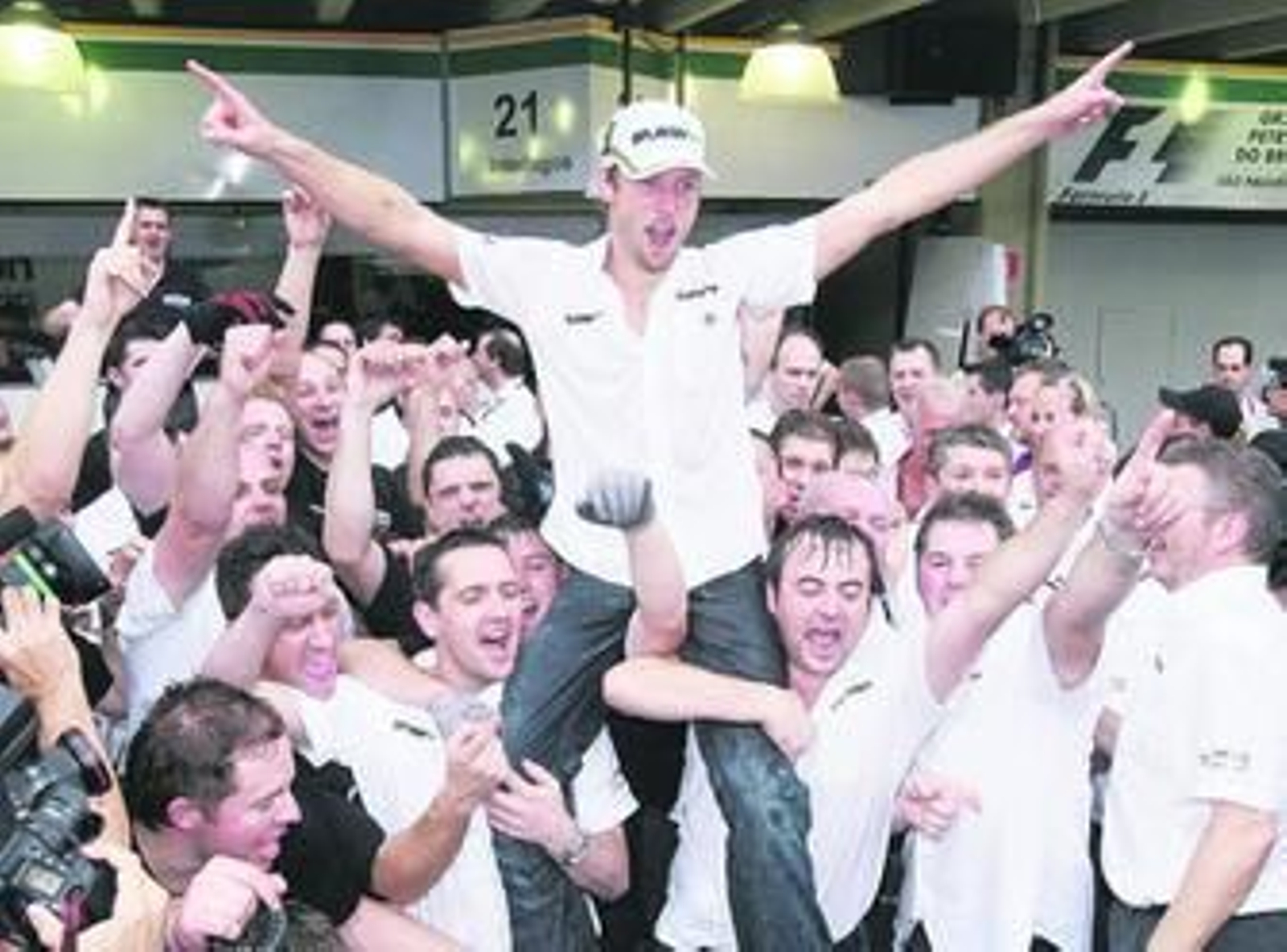 El británico Jenson Button celebra junto a sus compañeros de escudería el título de campeón del mundo de Fórmula 1 tras quedar quinto en el Gran Premio de Brasil.