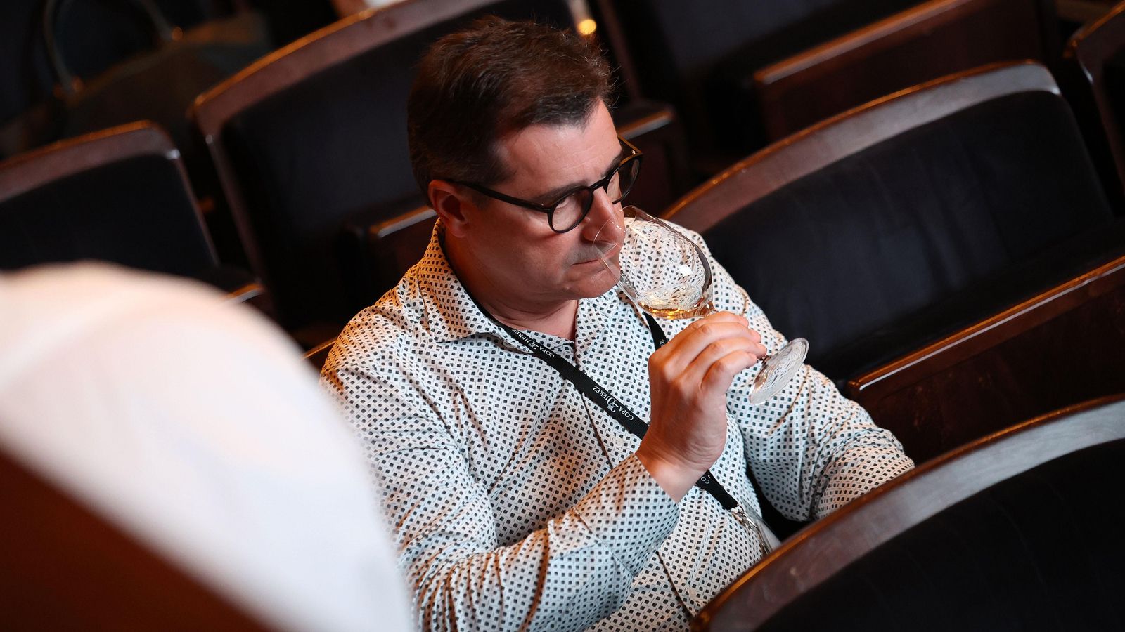 Pitu Roca cata una copa de vino de Jerez en el patio de butacas del Teatro Villamarta. Pitu Roca cata una copa de vino de Jerez en el patio de butacas del Teatro Villamarta.