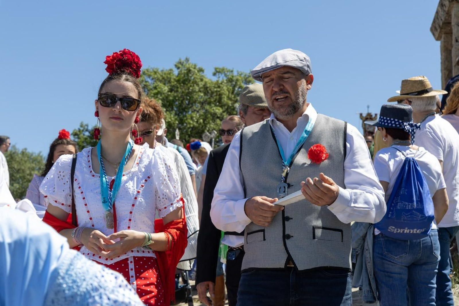 Miles de romeros acuden al encuentro de la Virgen de la Cabeza en su romería