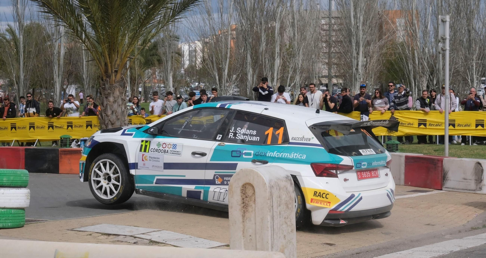 Jan Solans y Rodrigo Sanjuán a su paso por el tramo urbano de Córdoba.