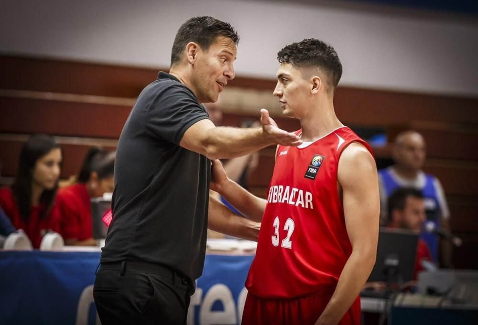 Thomas Yome conversa con su entrenador durante un partido con la selección de Gibraltar