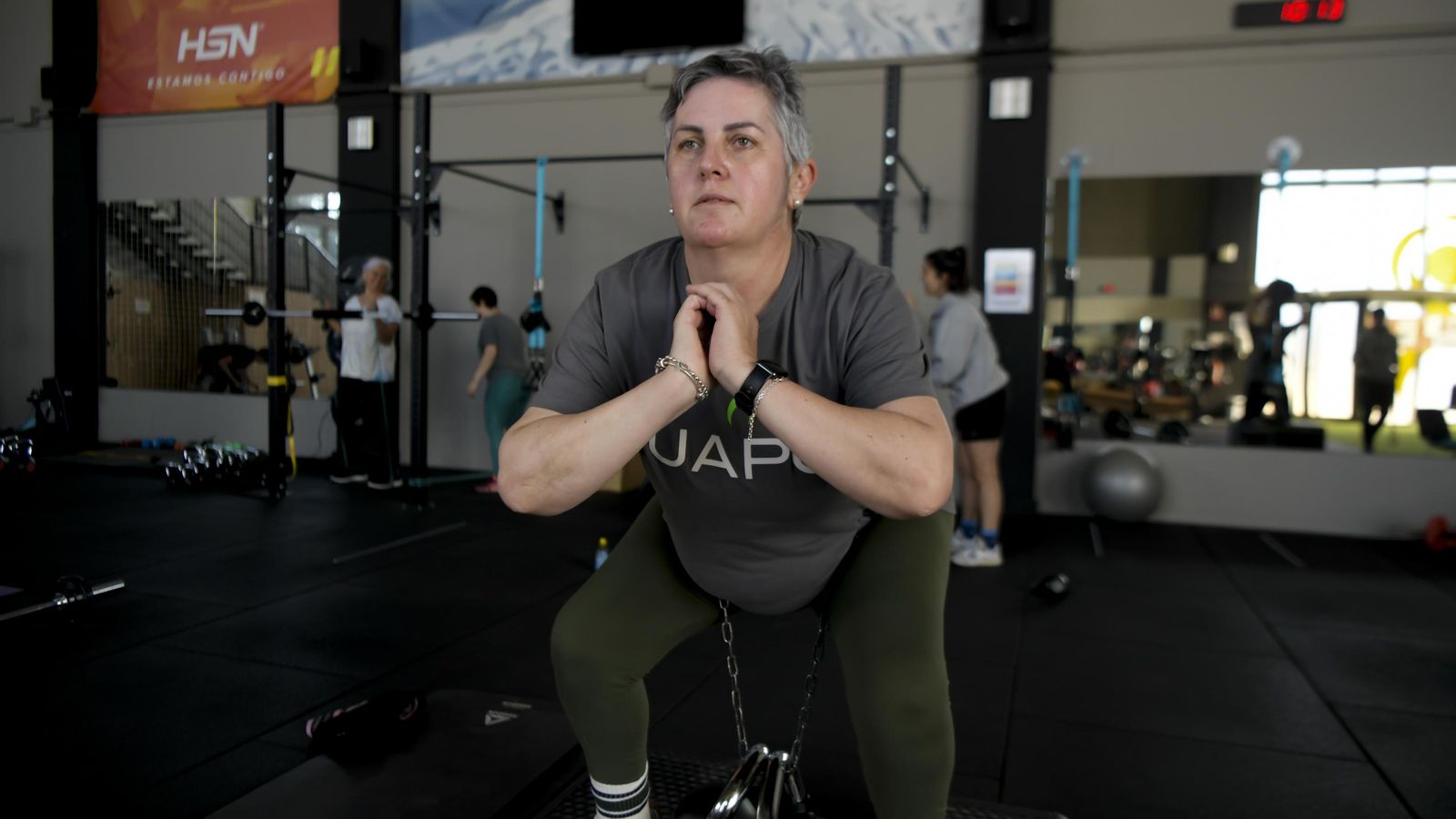 Una atleta entrena a fondo. Una atleta entrena a fondo.