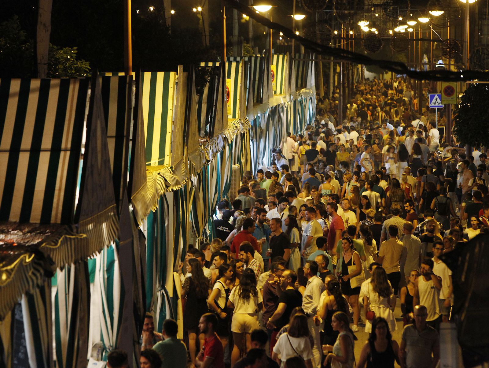 La Velá de Santiago y Señá Santa Ana abarrotada de público en 2019.