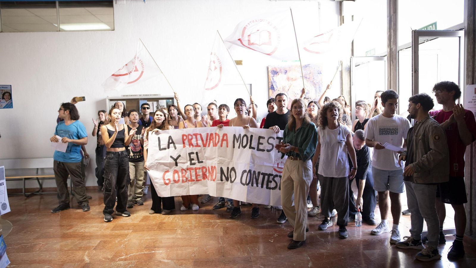 Un grupo de estudiantes de la UGR reciben con protestas a la vicepresidenta Yolanda Diaz