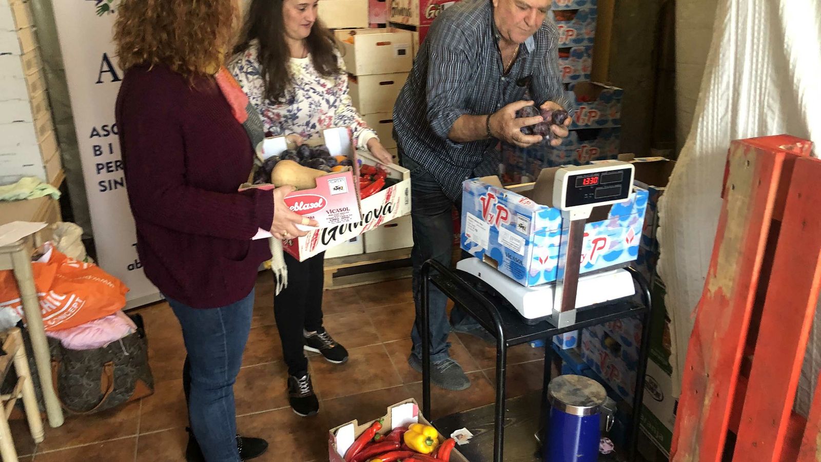 Voluntarios con los alimentos para ser repartidos.