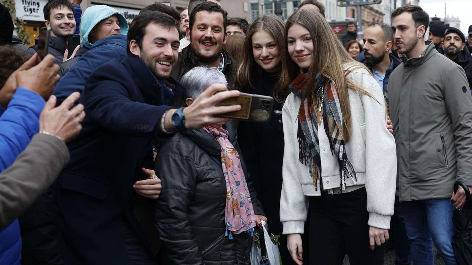 La Princesa de Asturias y su hermana, la infanta Sofía, se hacen fotos con los madrileños que se reunieron en la calle Alcalá La Princesa de Asturias y su hermana, la infanta Sofía, se hacen fotos con los madrileños que se reunieron en la calle Alcalá