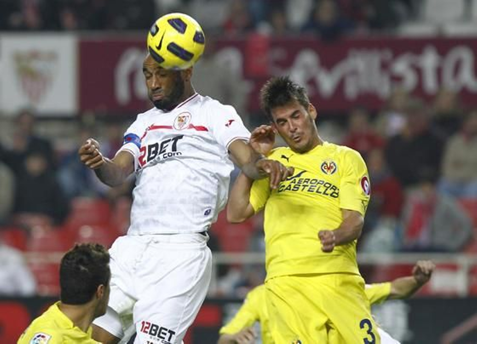 El Sevilla celebra la vuelta de Sergio Sánchez a los terrenos de juego con el pase a las semifinales de Copa del Rey ante el Villarreal (3-0). / Antonio Pizarro