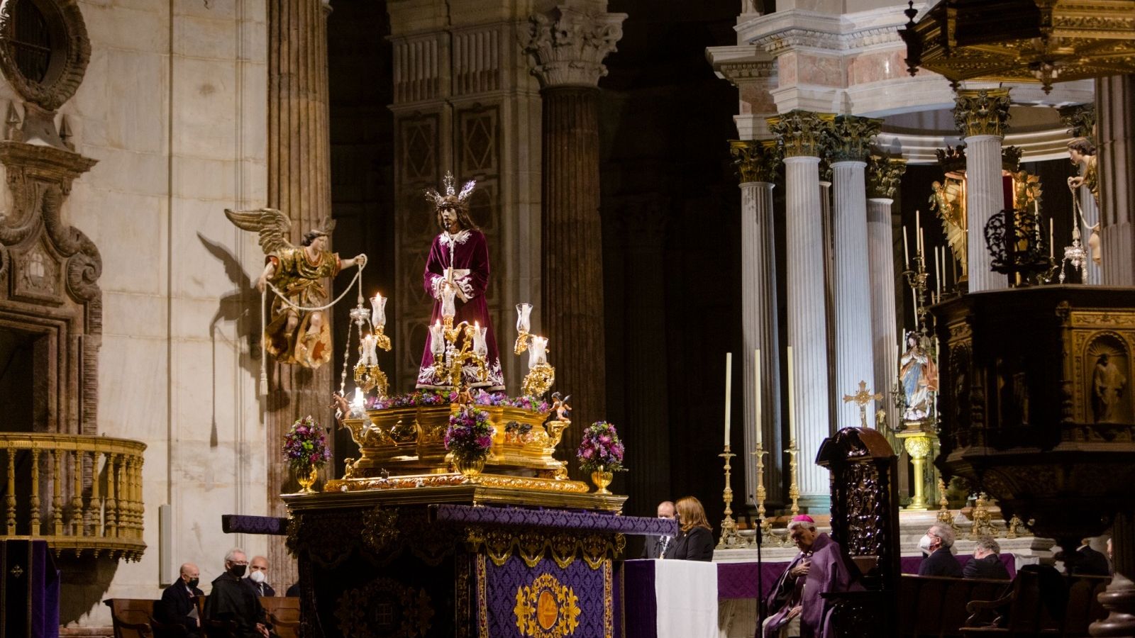 Las imágenes del viacrucis de hermandades de Cádiz.