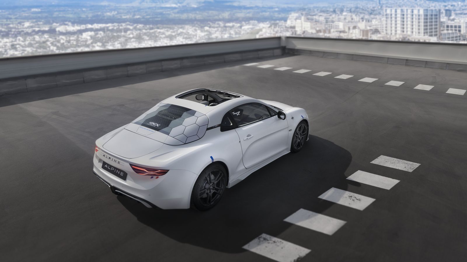 Parte del techo, que está hecho en fibra de carbono, es desmontable.