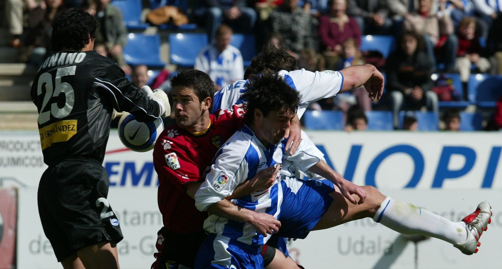 Abraham Paz en el Alavés-Cádiz disputado en 2005.