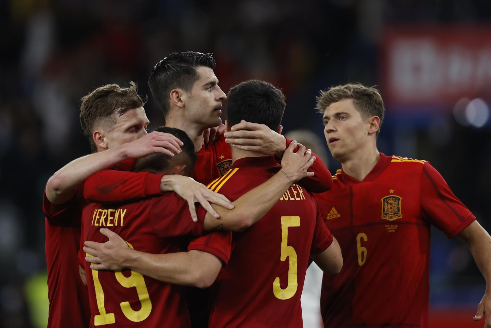El delantero de la selección española Álvaro Morata celebra con sus compañeros un tanto de la Selección.