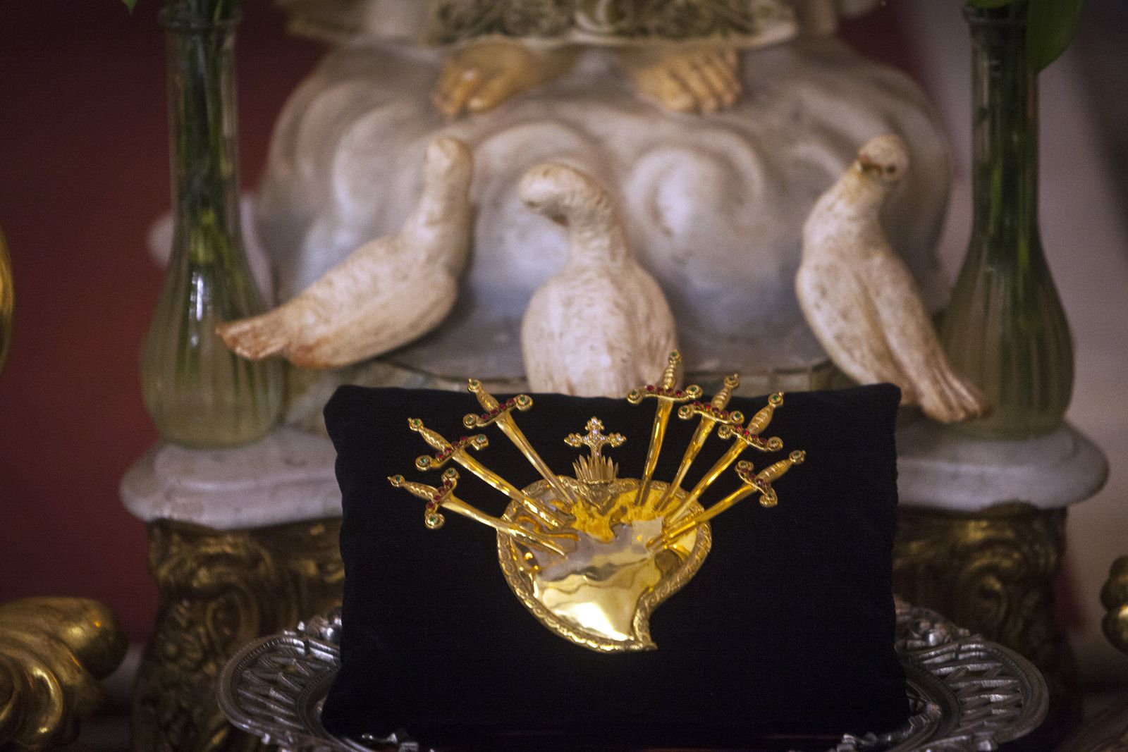 El corazón de plata sobredorada que fue robado a Servitas en 1983 y que la orden recuperó el viernes.