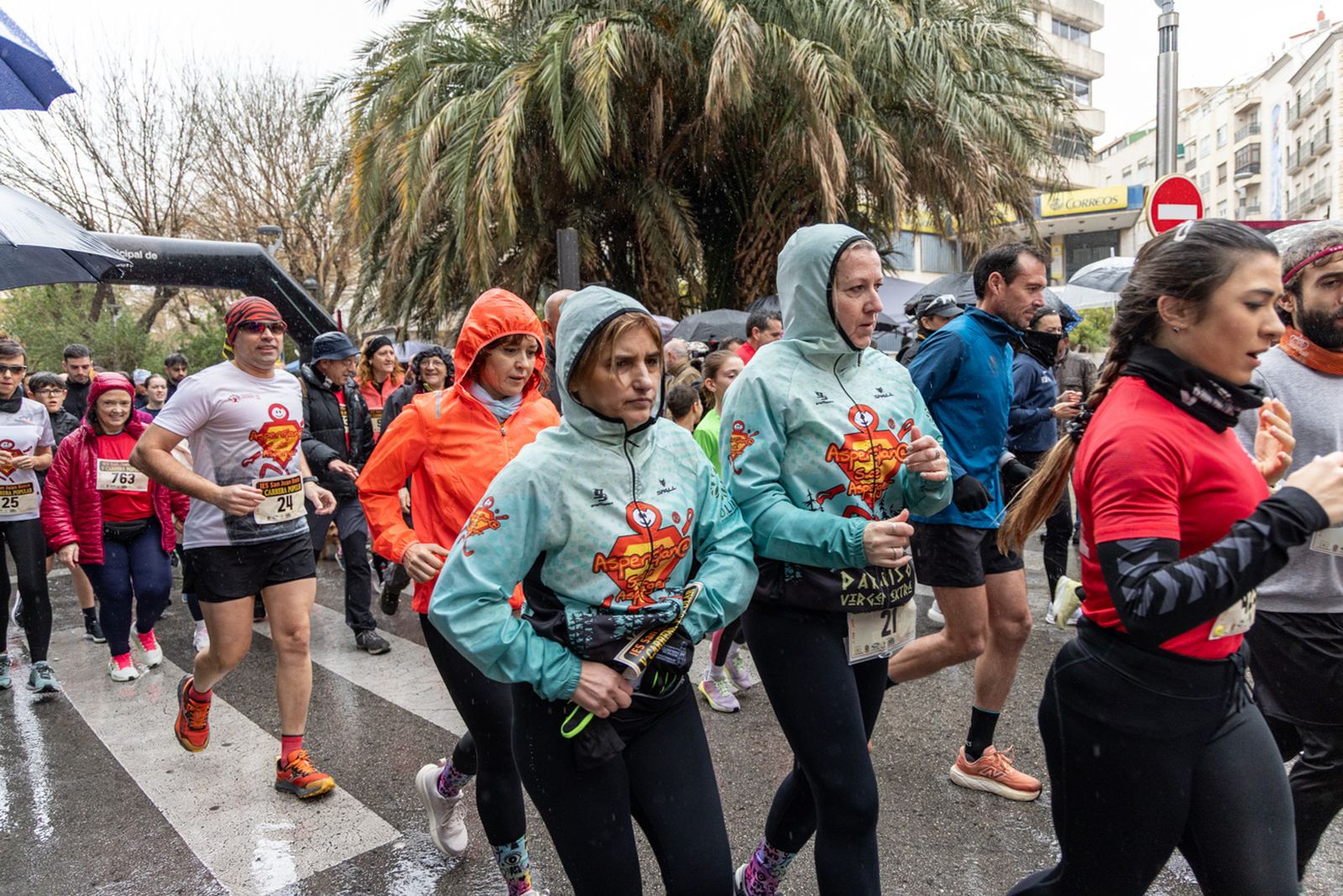 En imágenes: la lluvia no frena a más de un millar de corredores en la V Carrera Popular del IES San Juan Bosco (1)
