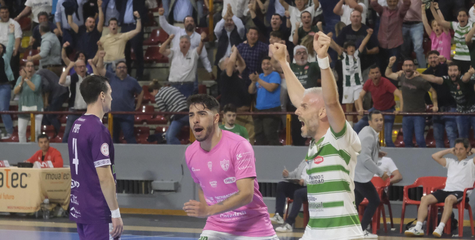 Miguelín y Perin celebran el triunfo ante el UMA Antequera.