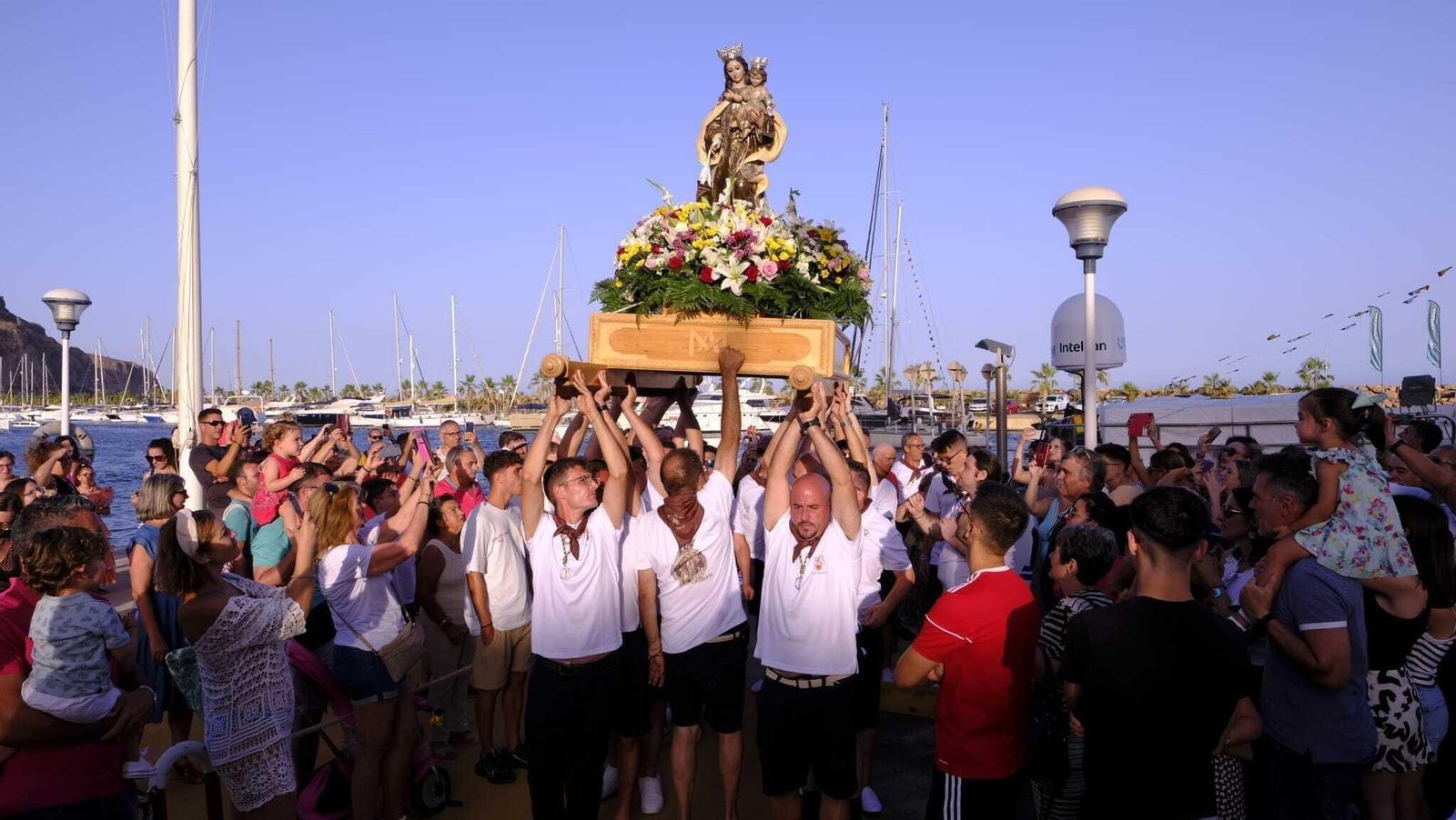 La Virgen del Carmen es llevada en procesión tras su periplo por el agua. La Virgen del Carmen es llevada en procesión tras su periplo por el agua.