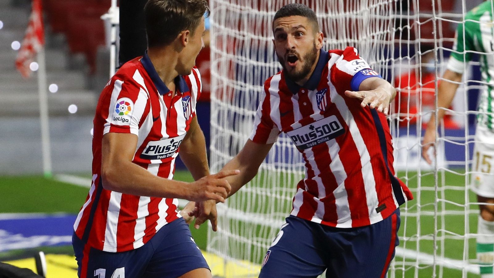 Koke celebra con Marcos Llorente el gol de Atlético.