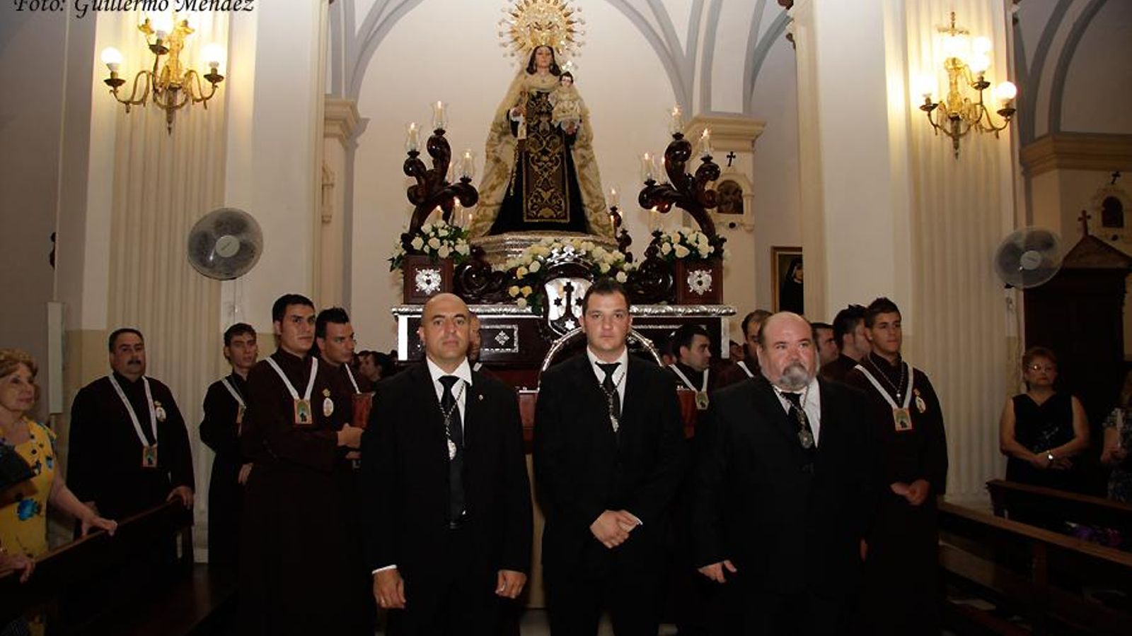 Antonio Jesús Gálvez (primero a la izquierda), delante de 'su' Reina de las Huertas.