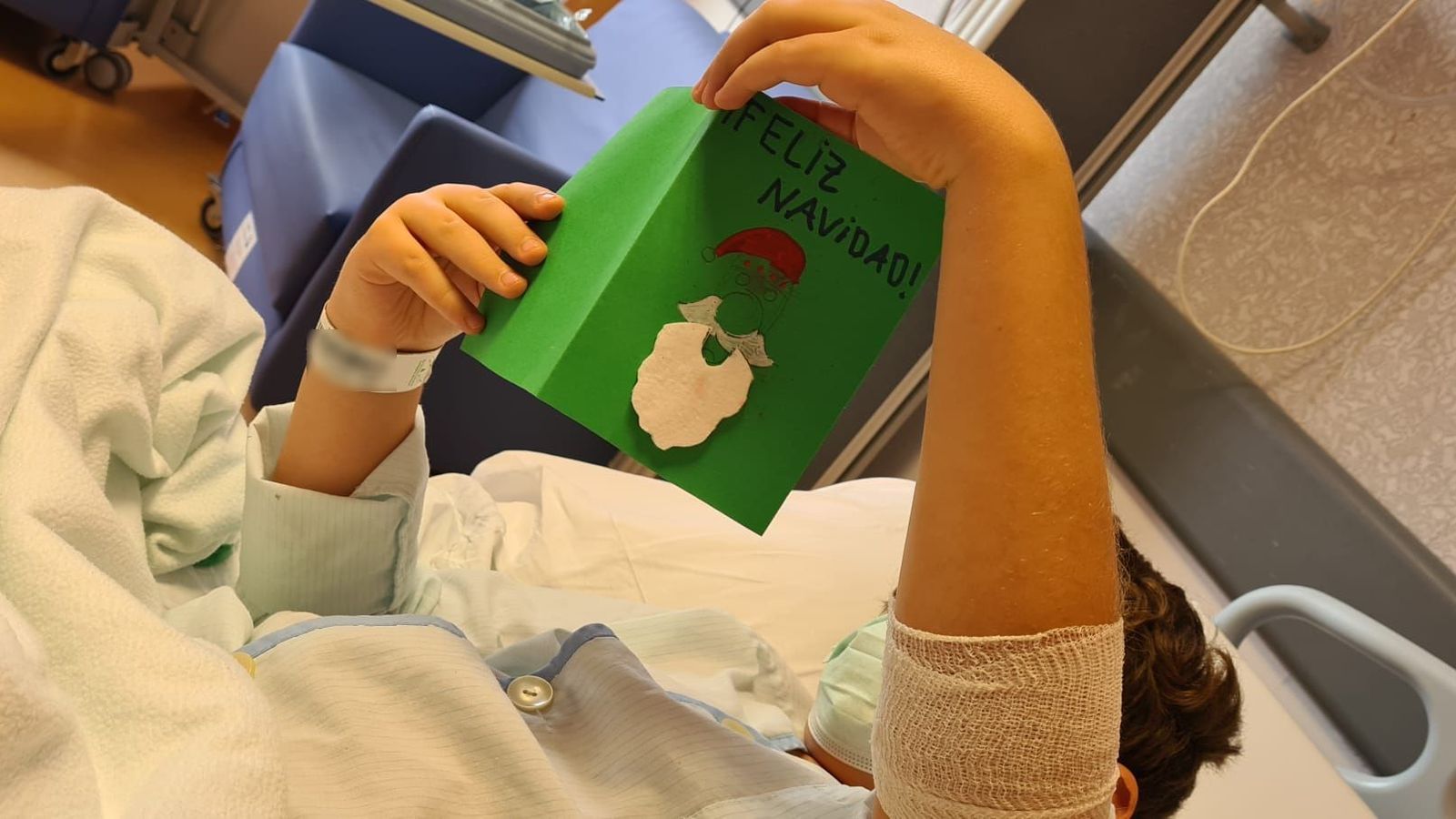 Niño hospitalizado leyendo desde su cama el mensaje navideño de otro menor enviado desde los colegios.