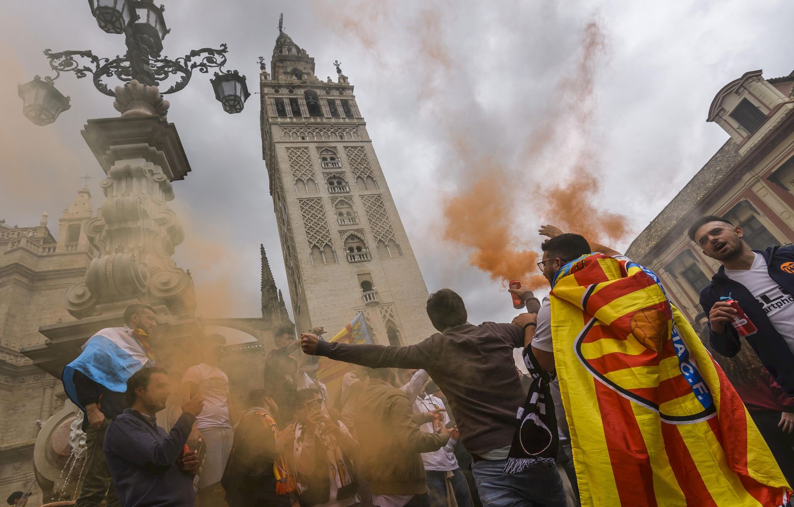Aficionados del Valencia Club de Fútbol en la Plaza Virgen de los Reyes horas antes de la final de la Copa del Rey disputada contra el Real Betis el pasado 23 de abril en el estadio de la Cartuja.