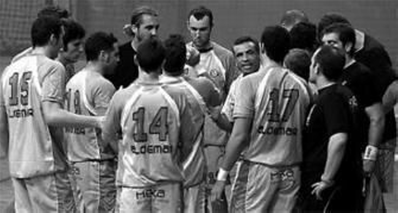 Juanjo Fernández da instrucciones a sus jugadores durante un partido.