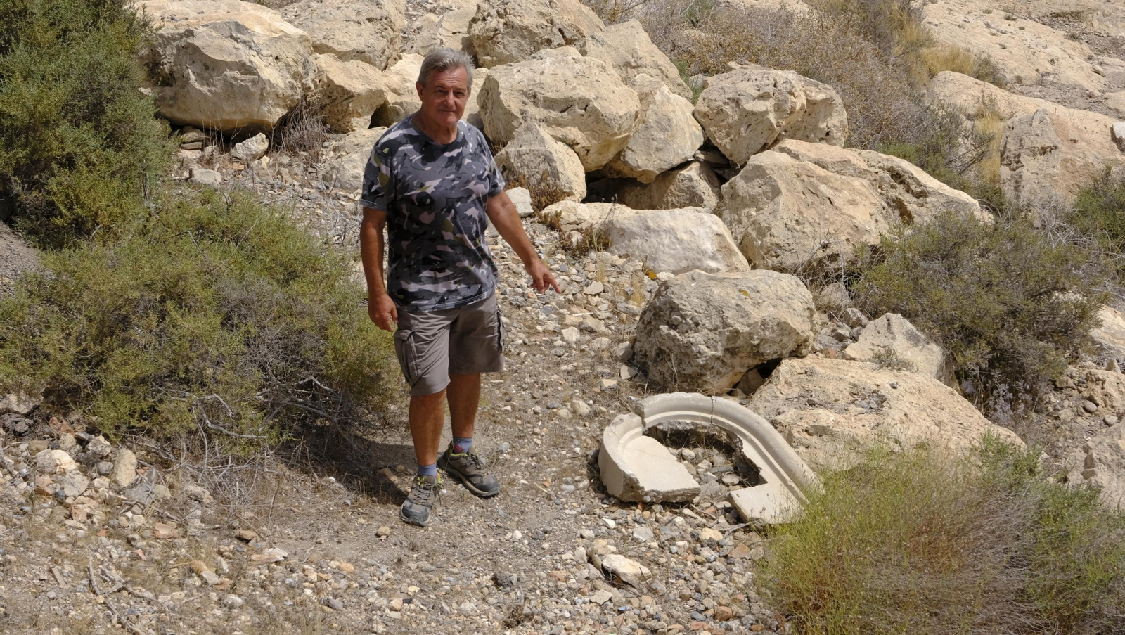 Ginés Valera junto a uno de los restos de los 14 monolitos del Señor de la Pobreza