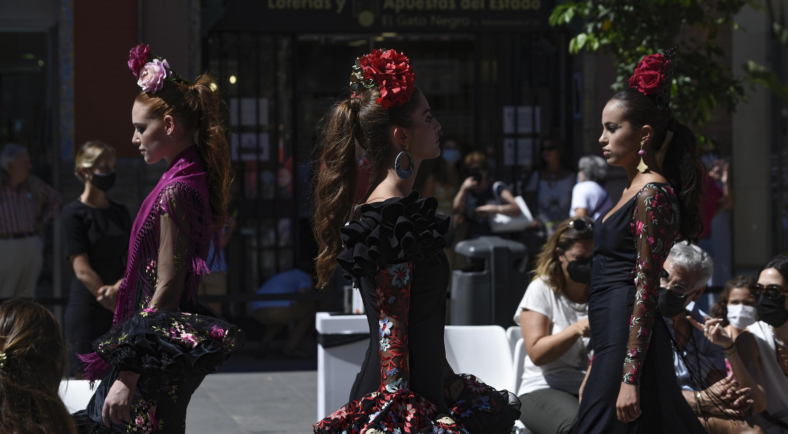 El desfile de moda flamenca de la Avenida de la Constitución, en imágenes