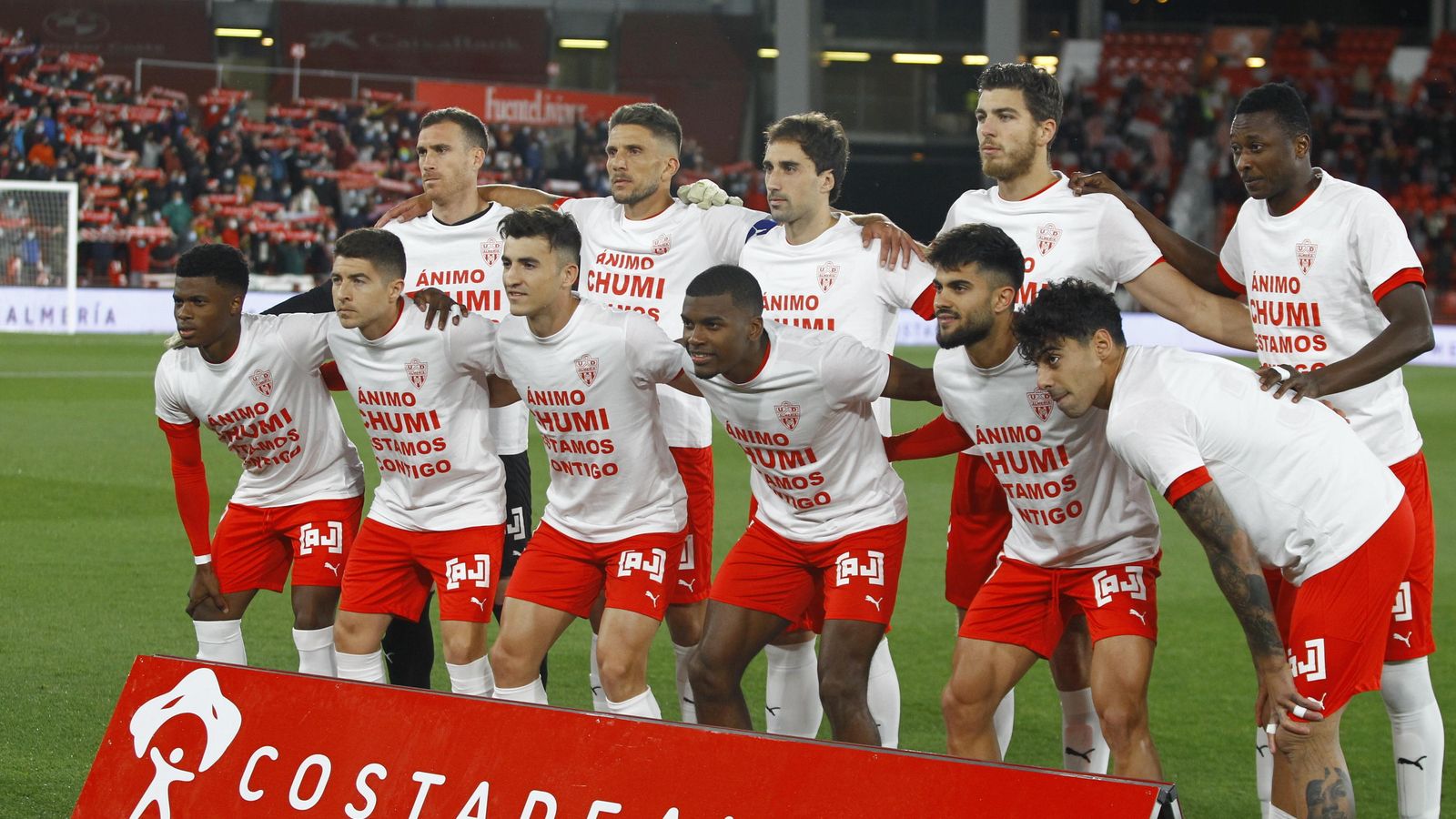 Camisetas de apoyo a Chumi en el once.