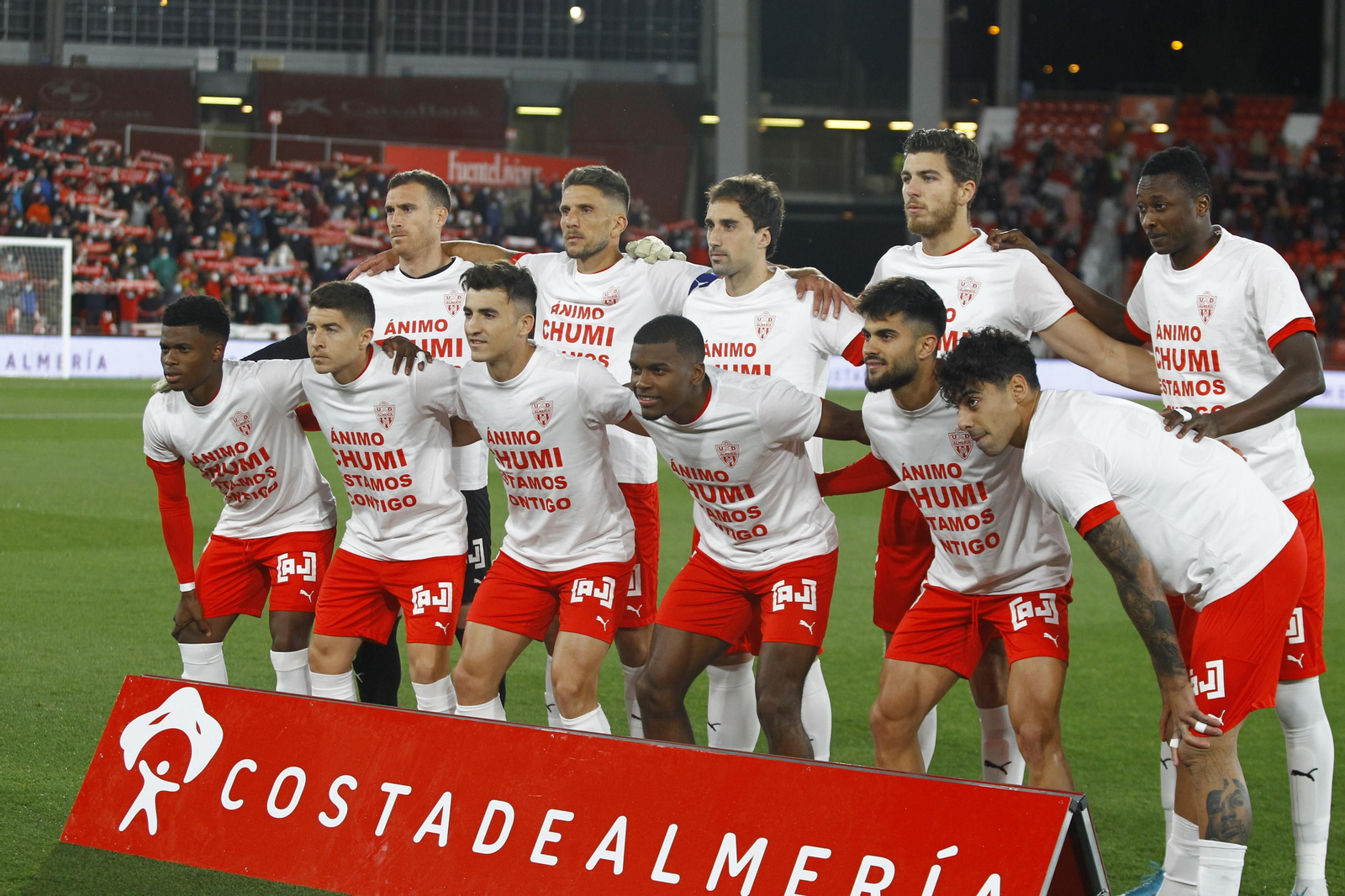 Camisetas de apoyo a Chumi en el once.