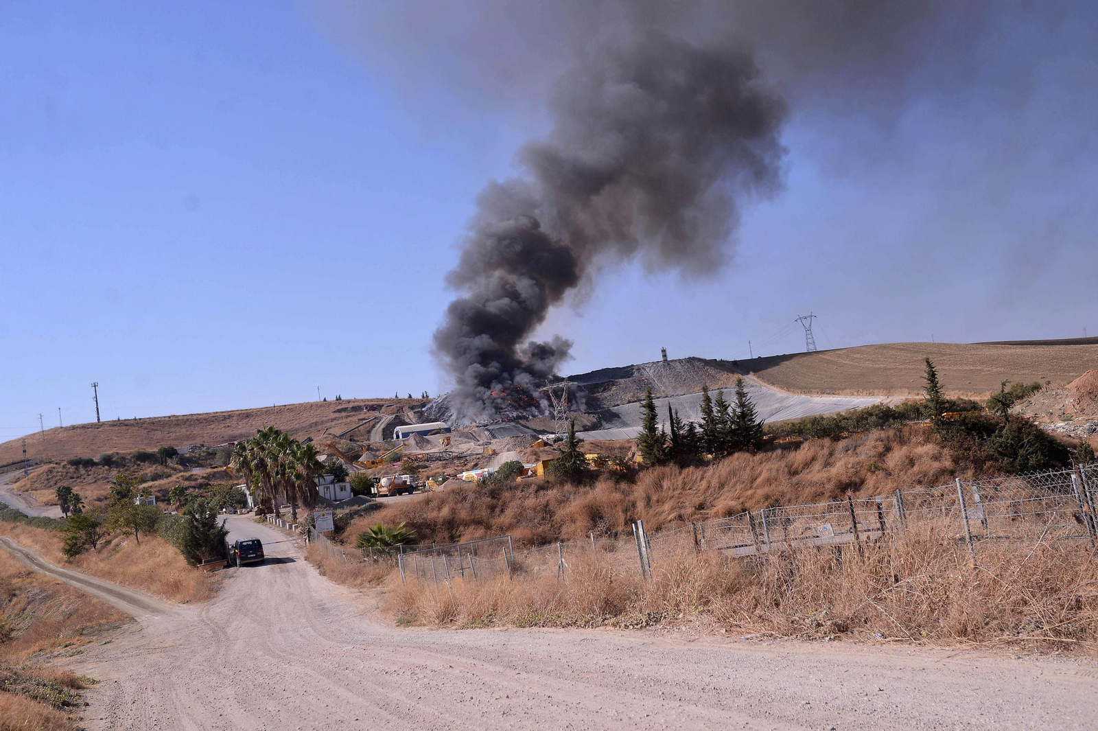 Material arde en el incendio de la planta de reciclaje Recicor.