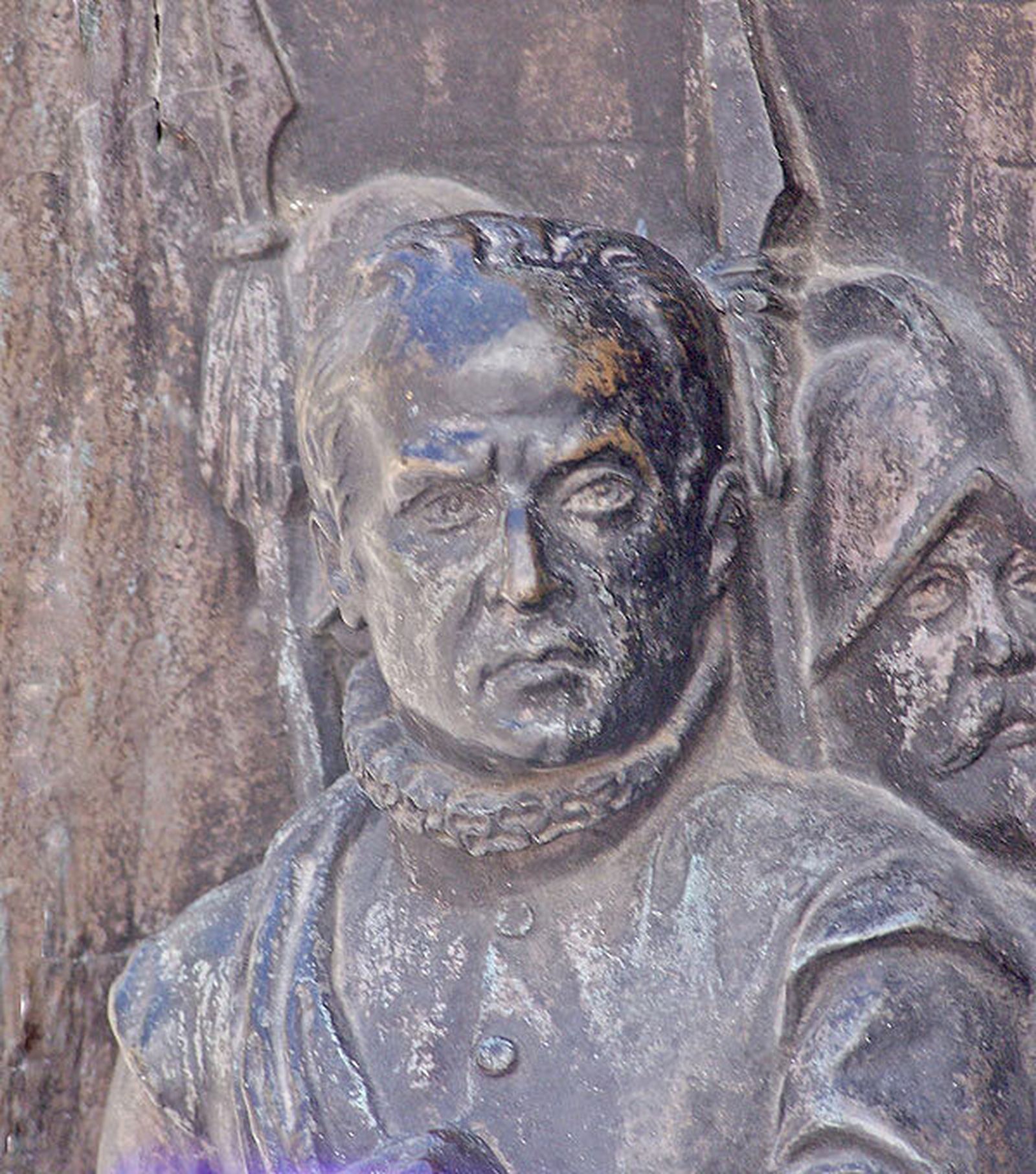 Detalle del bajorrelieve sobre Lope de Figueroa