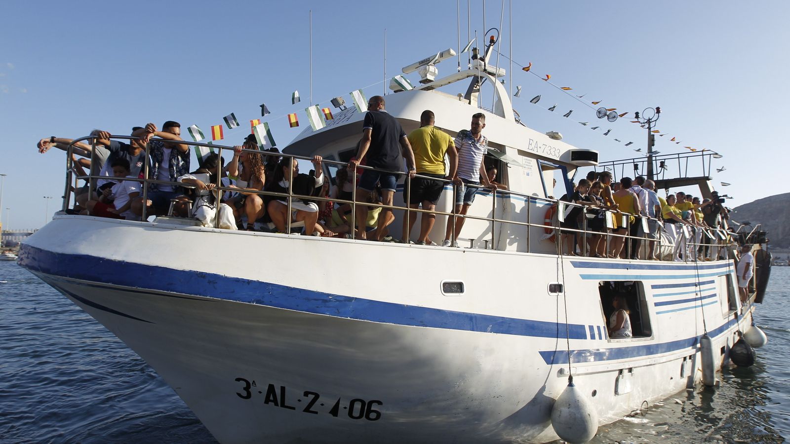 El pesquero 'Mi Afriquita' llevó a la Virgen del Carmen por el mar.