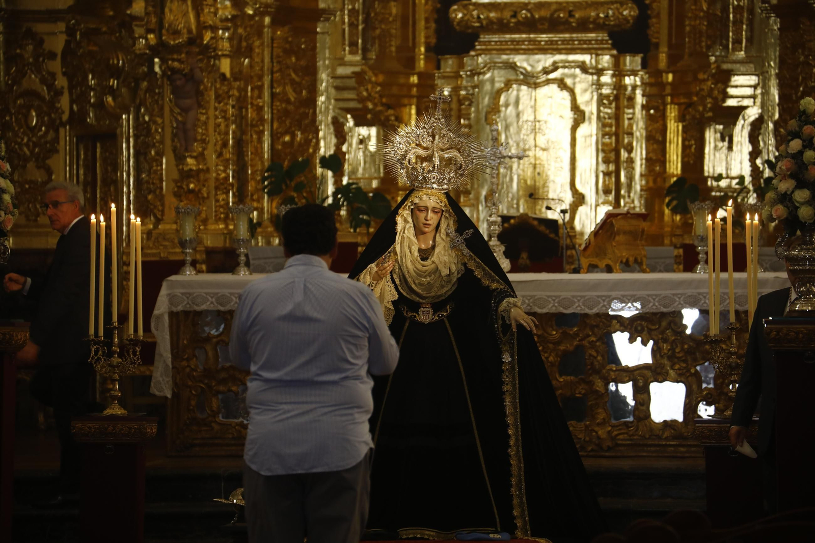 Las mejores fotos del besamanos de la Virgen de la Quinta Angustia de Córdoba
