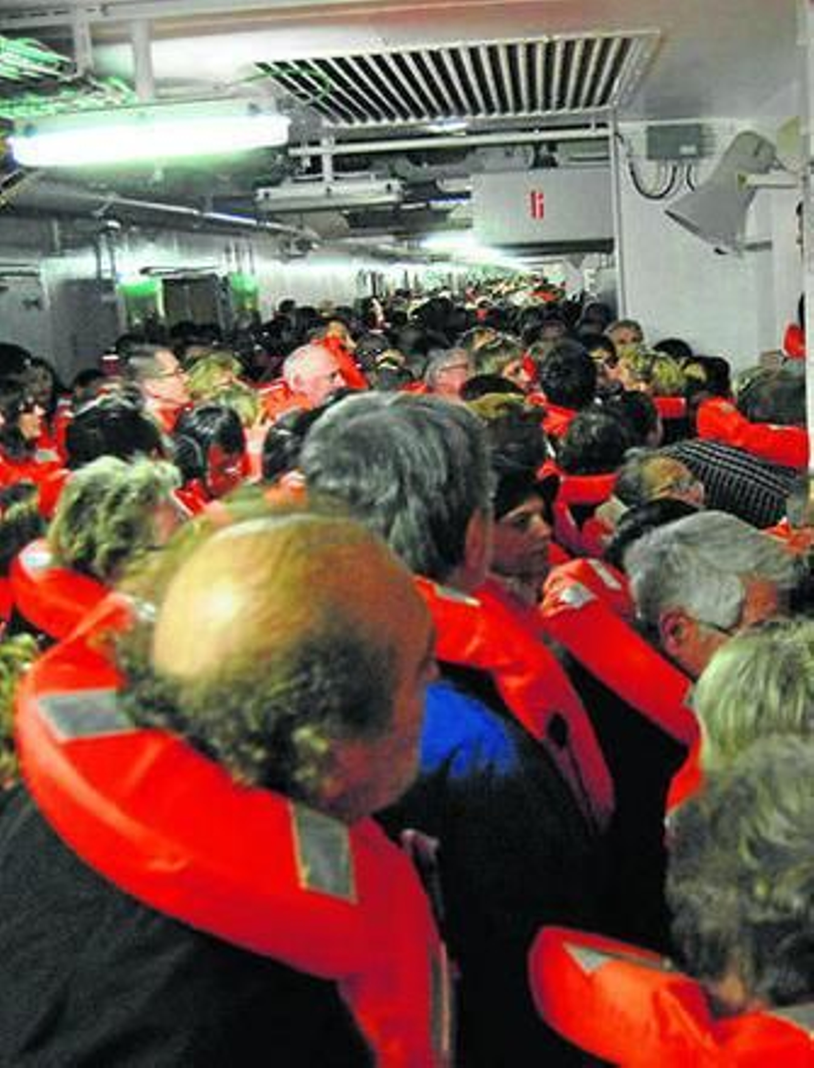 1. Un miembro de los servicios de rescate prepara su material para acceder al barco en busca de supervivientes, ayer en la isla de Giglio 2. Imagen del caos producido en la cubierta del crucero en la foto tomada por uno de los afectados por el naufragio. 3. El capitán del barco es introducido en un coche policial tras su detención.