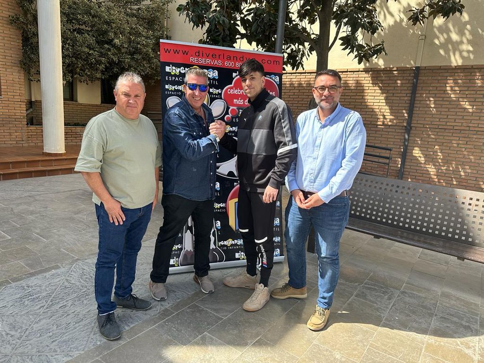 Fran Castillo junto a representantes municipales y empresariales.