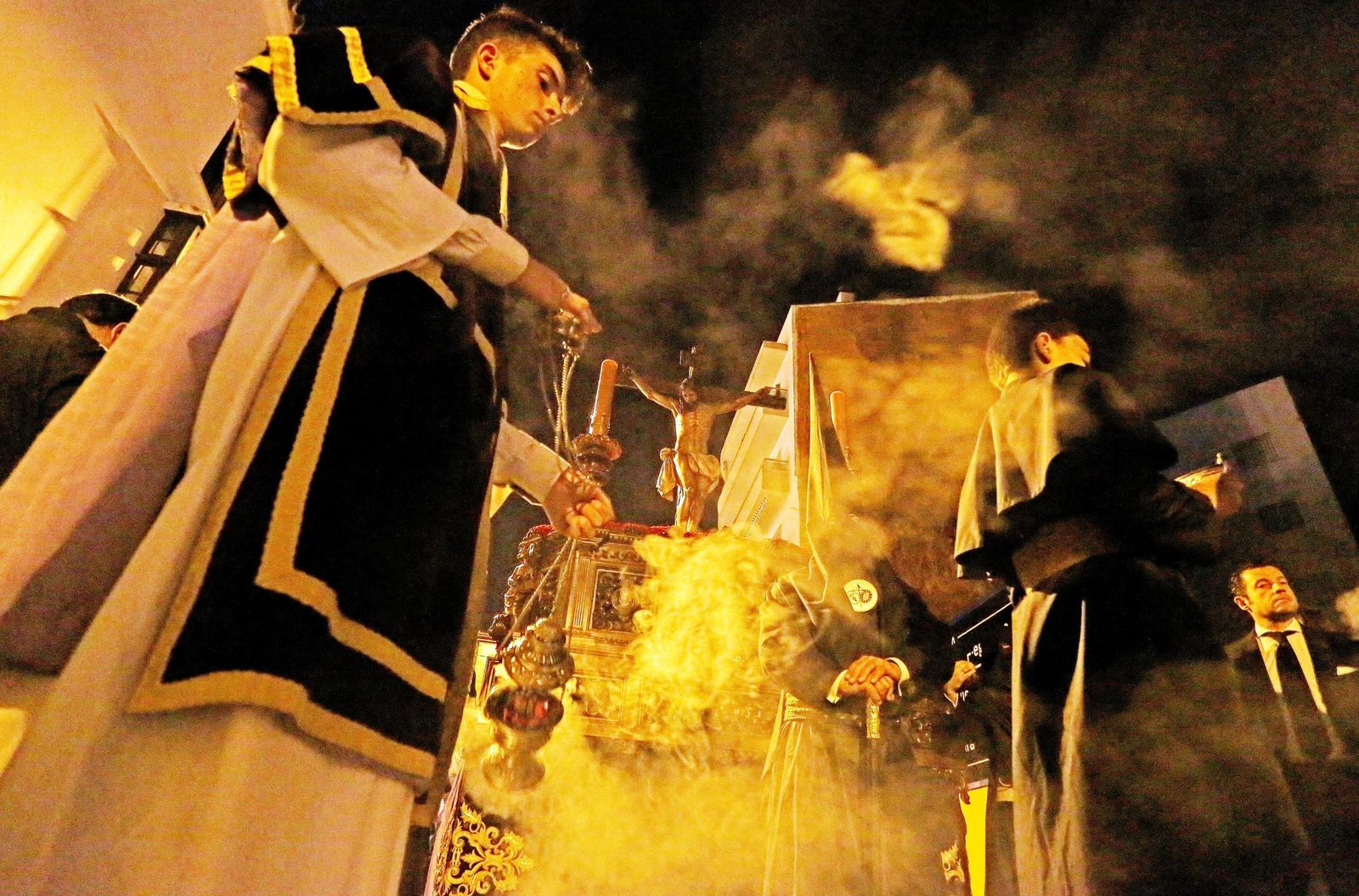 Grupo de acólitos de la hermandad de la Buena Muerte.