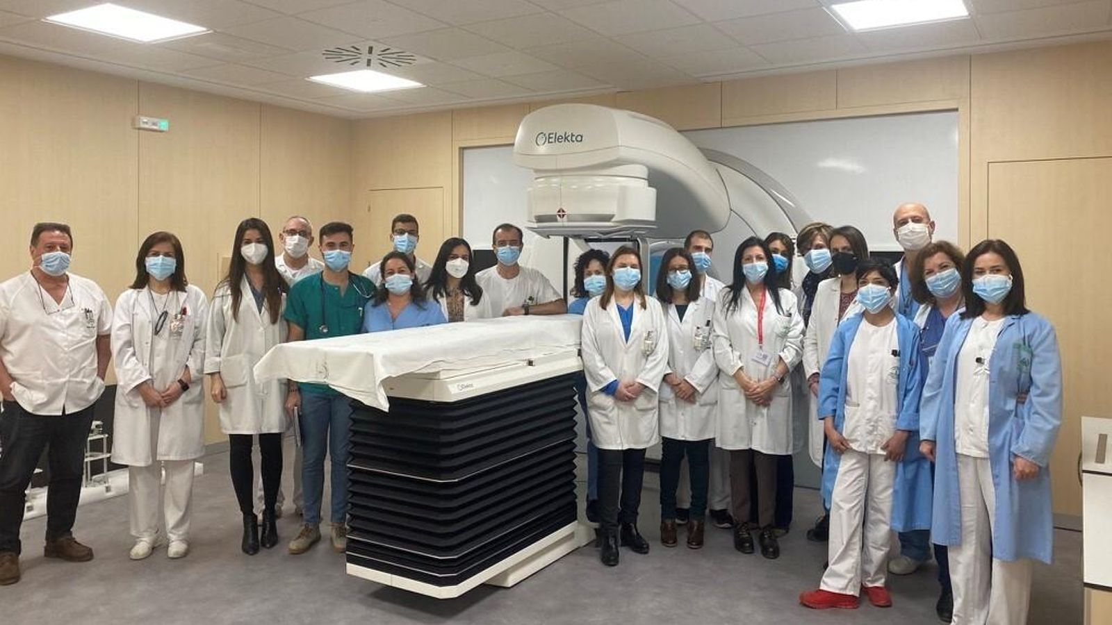 Profesionales de Oncología Radioterápica, junto a una de las máquinas de tratamiento.
