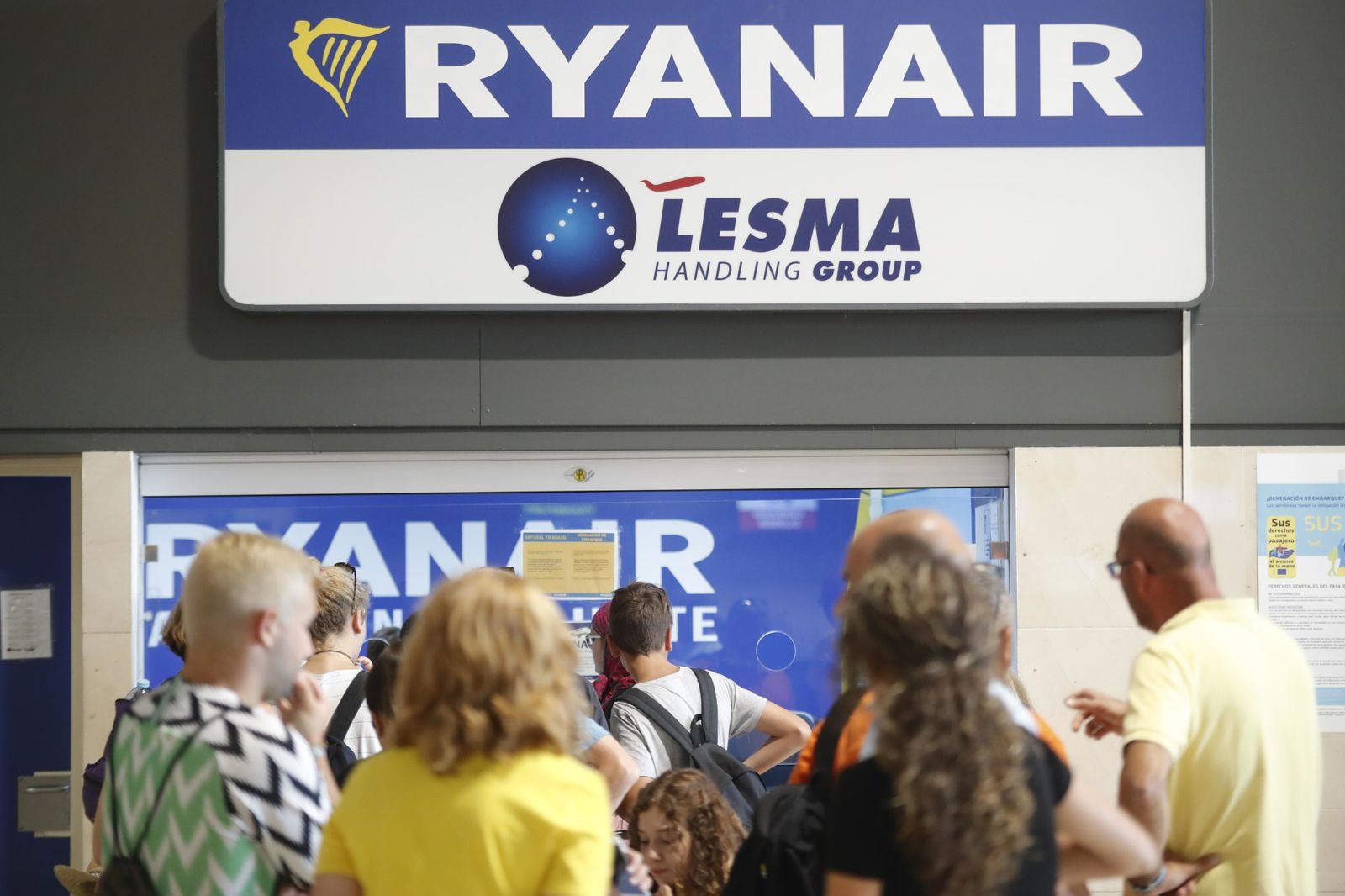 Pasajeros esperando en el aeropuerto de Sevilla.