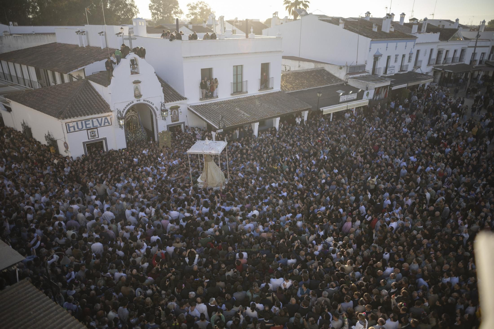 Las mejores imágenes de la procesión de la Virgen del Rocío en la aldea