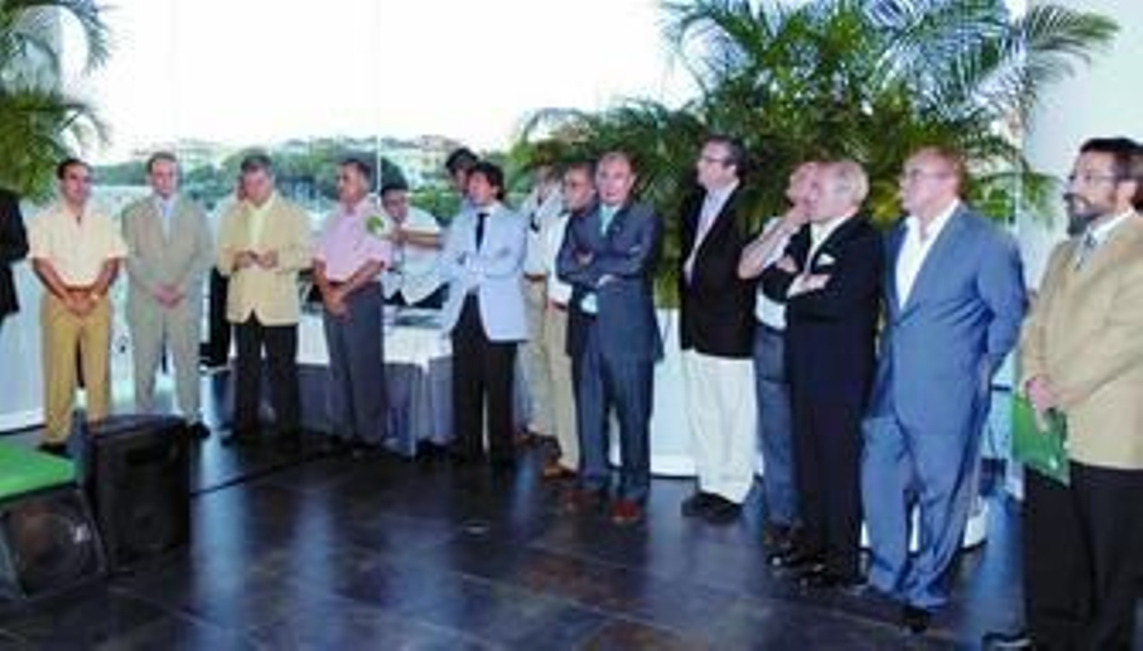 Manuel Ruiz de Lopera, junto a sus consejeros y algunos empleados del Betis en la presentación de las nuevas equipaciones, el pasado jueves en el restaurante Abades.