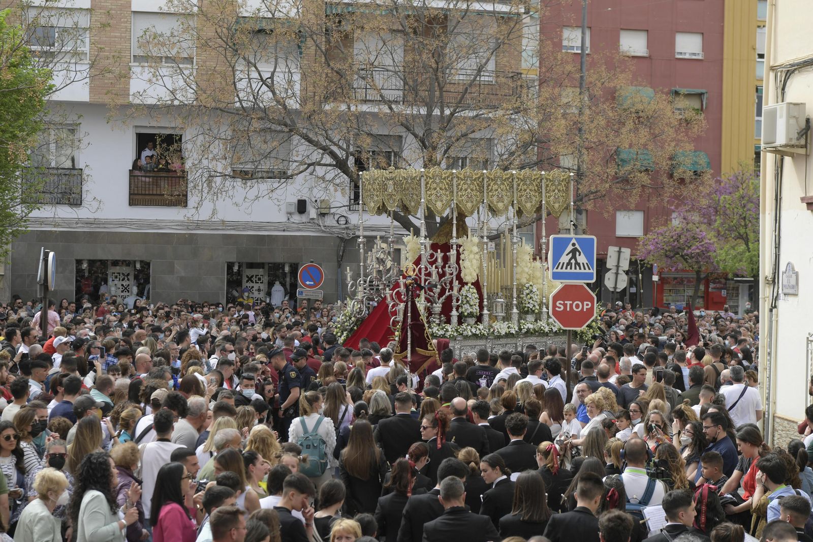 Nuestra Señora de la luz realiza su estación de penitencia acompañada de cientos de granadinos.