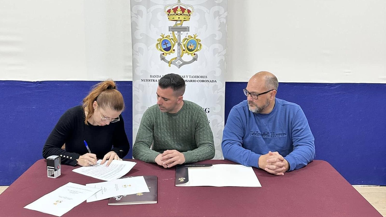 Un instante de la renovación del acuerdo entre la Hermandad de la Entrega y la banda del Rosario de Cádiz.