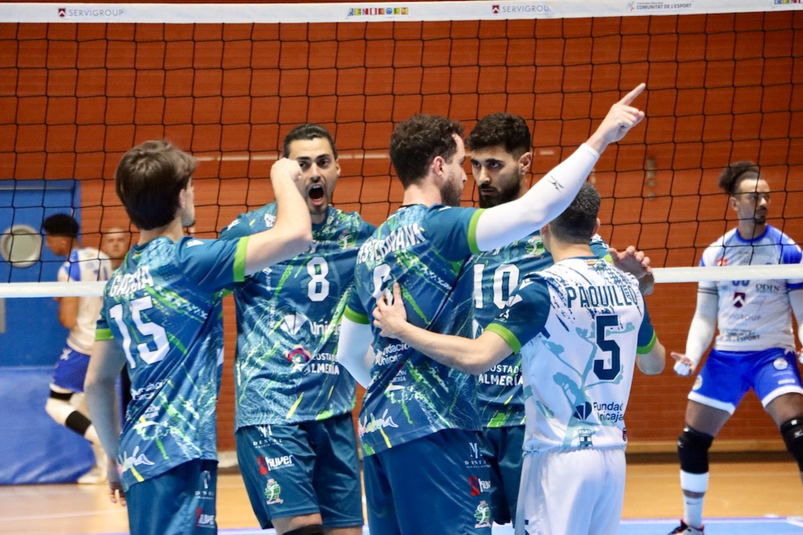 Los ahorradores celebran un punto logrado durante su encuentro frente al Servigroup Playas de Benidorm.