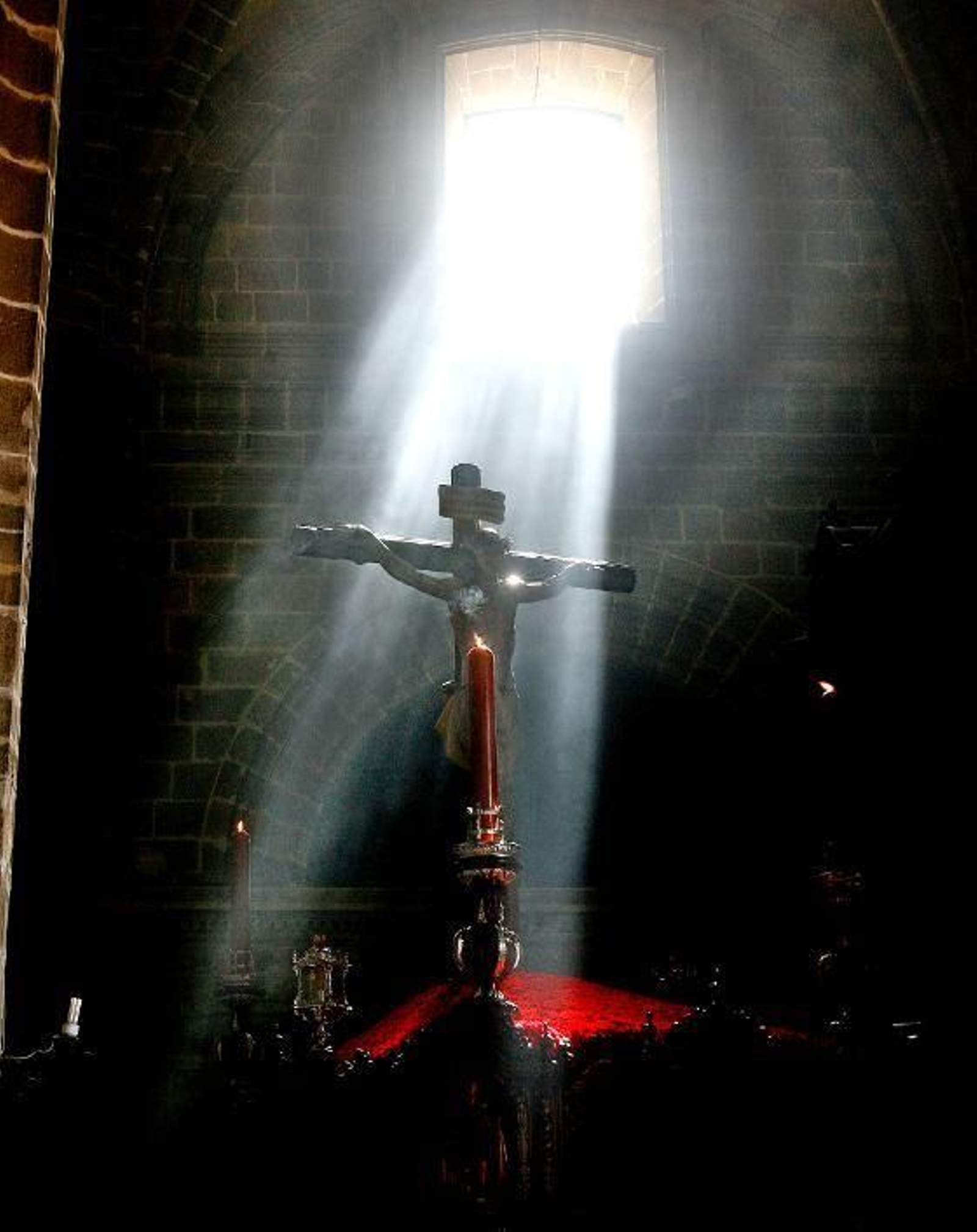 Soberbia estampa del Cristo del Perdón, bajo las luces catedralicias.